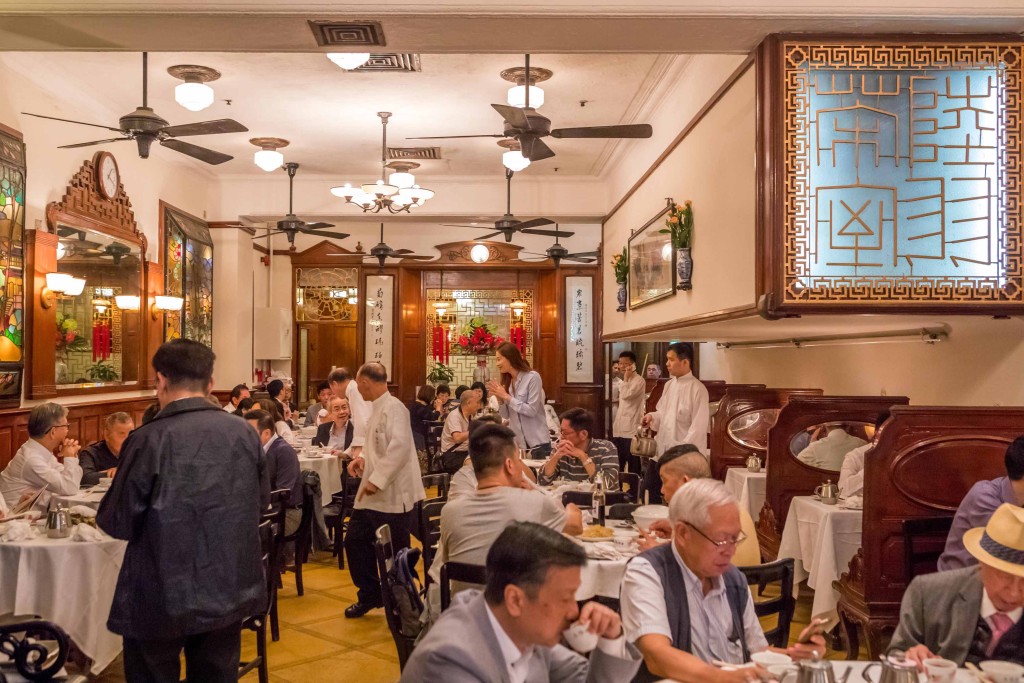 书中有一篇香港酒楼食肆掌故，谈到酒家自创简体字及真假地方菜。