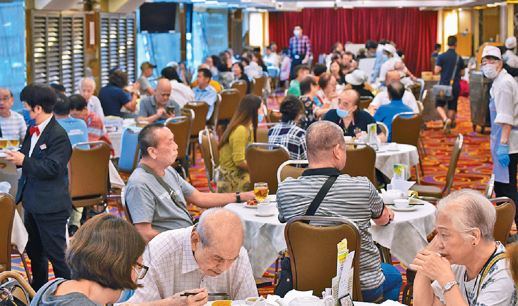 3月1日起,市民在食肆內亦不須戴口罩。(資料圖片)