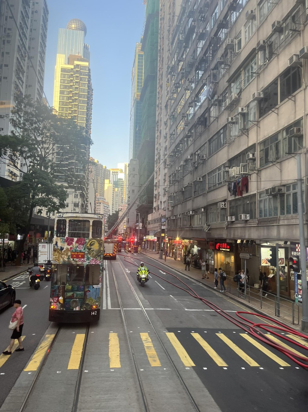 消防架起雲梯灌救。網上圖片 消防架起雲梯灌救。網上圖片