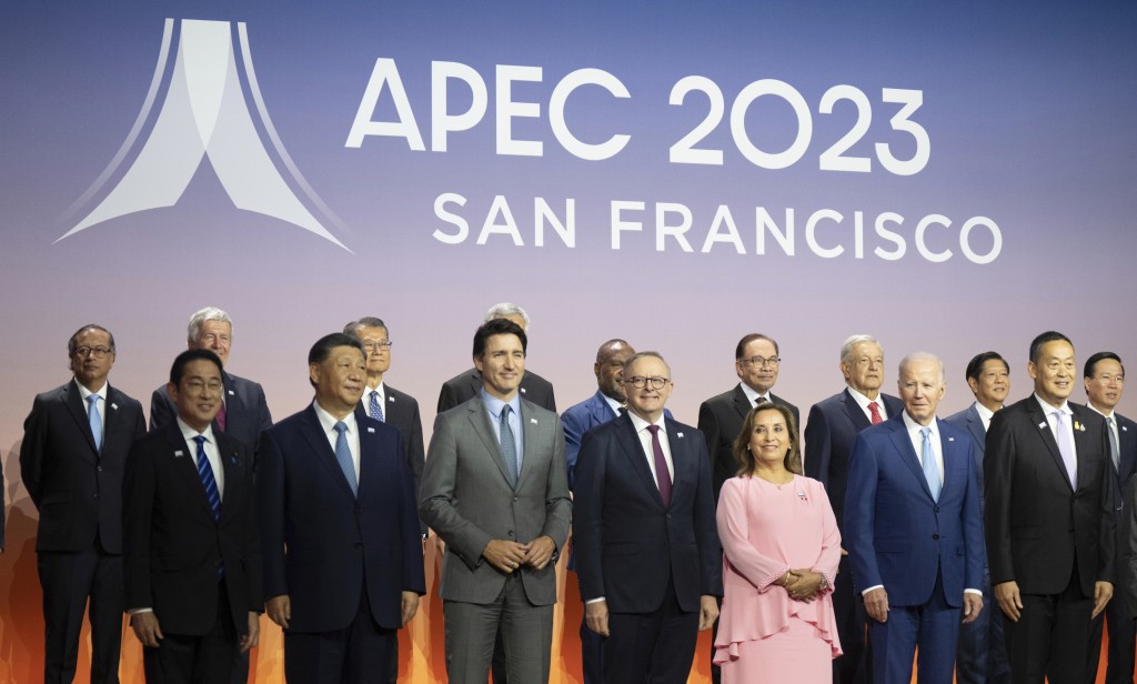 亞太經合組織（APEC）會議在美國三藩市舉行，各出席領導人大合照。 AP
