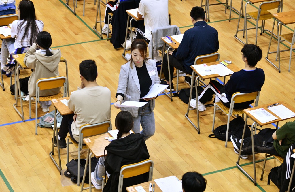 考试及评核局昨提醒学校考生，在放榜当日按所属学校的安排，回校领取成绩通知书。