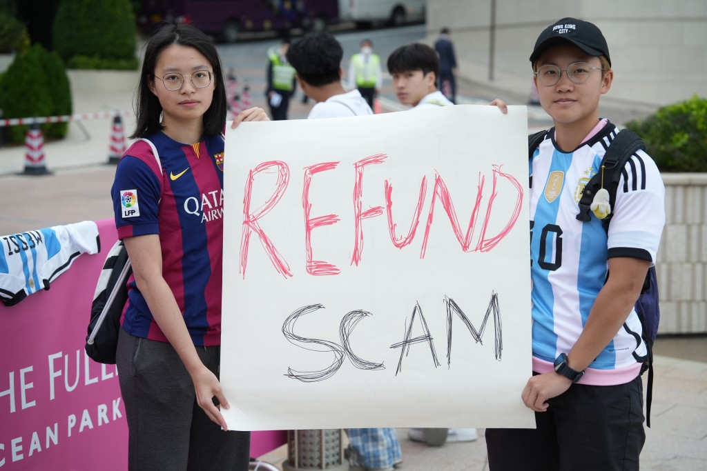有球迷在酒店外举起「REFUND SCAM」(退款 骗局)标语以示不满。刘骏轩摄
