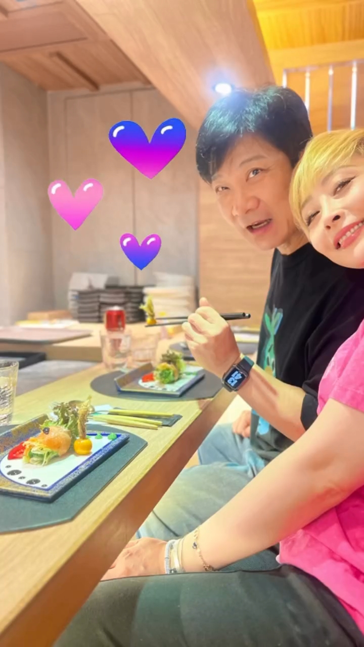 湯盈盈貼出與兩個女兒錢凱晴和錢凱琪為錢嘉樂慶祝父親節的相片。