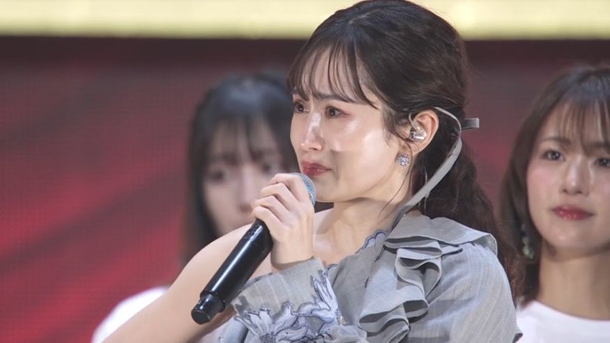 前田敦子多次落淚,指還是要感謝總製作人秋元康。 前田敦子多次落淚,指還是要感謝總製作人秋元康。