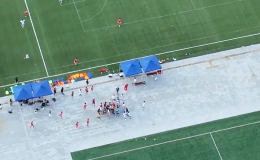 湘超張家界成人隊圍毆廣東銘途少年隊。 