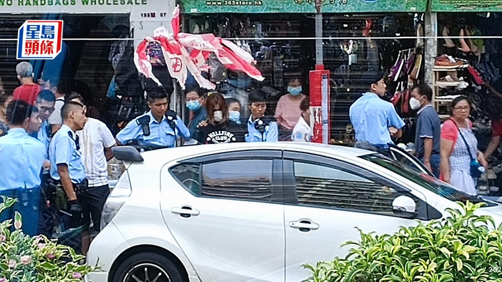 警方拘捕一名男子及搜車。fb:香港突發事故報料區及討論區