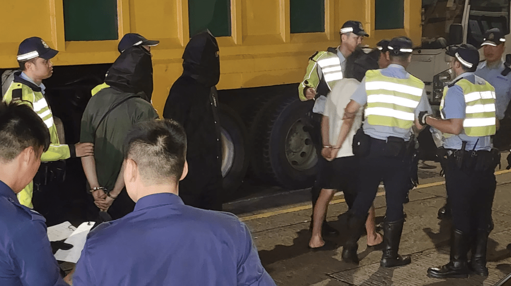 警方拘捕車上三名男子。黎志偉攝 警方拘捕車上三名男子。黎志偉攝