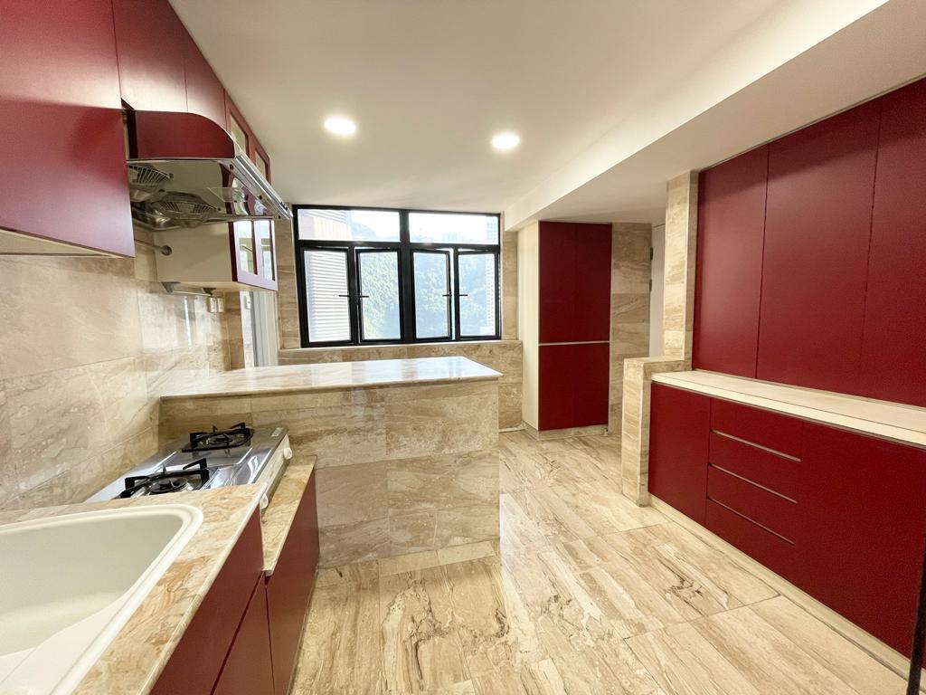 特大廚房設有多組廚櫃，收納空間充足。