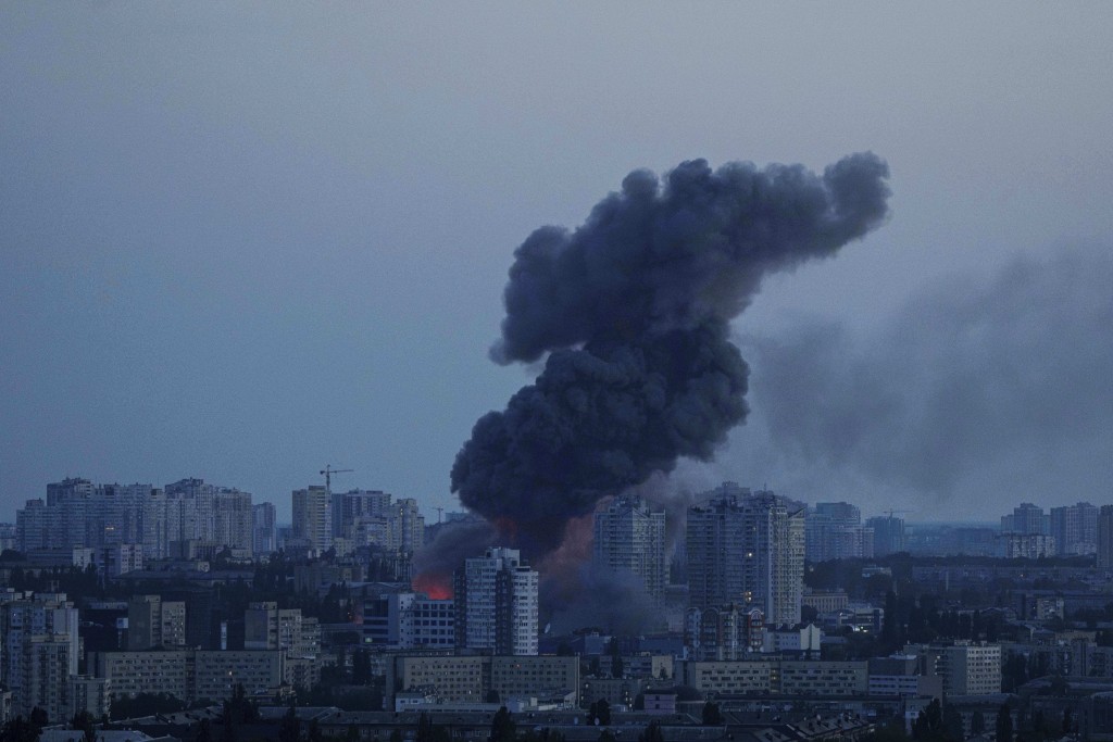 俄軍大舉空襲基輔，造成至少4人死亡，20人受傷。美聯社