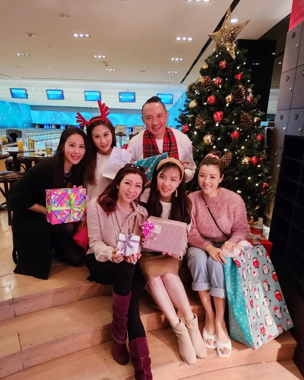 「港姐人妻团」（前左起）陈茵媺、戚黛黛、朱凯婷、曹敏莉（后左）及张嘉儿（后中）圣诞到保龄球场玩，更即场交换礼物。