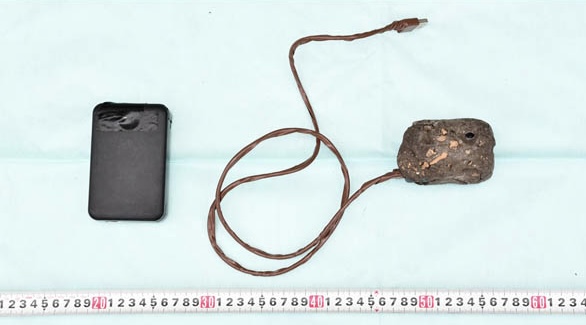 在温泉发现的「黏土岩石相机」。 山形县警