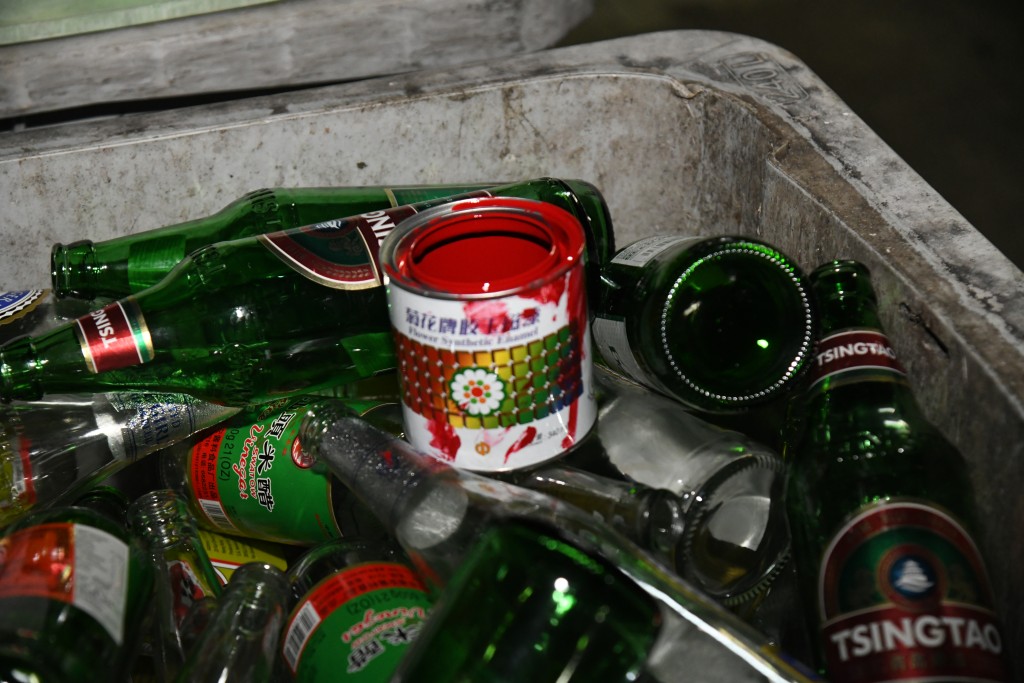 在一個回收玻璃樽垃圾桶內發現紅油罐。