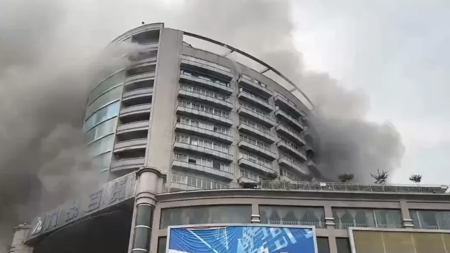 【中國新聞】四川自貢市百貨大樓起火釀16死