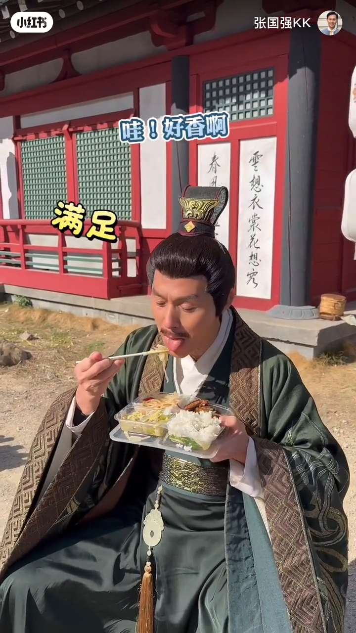 張國強只能拿著飯盒開餐。