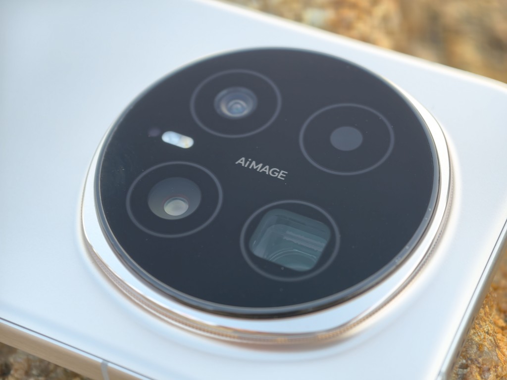 HONOR Magic8 Pro夜神3鏡頭系統分別為1/1.3吋50MP廣角主鏡、1/1.4吋2億像素夜神超穩長焦及50MP超廣角。