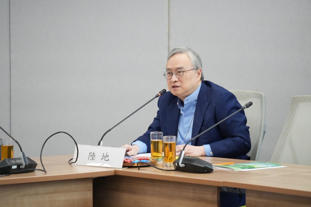 特首政策組專家組成員陸地。