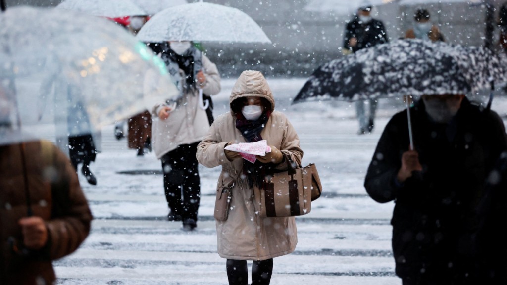 就大雪情况，日本政府已成立情报联络中心，应付突发事。(路透社)