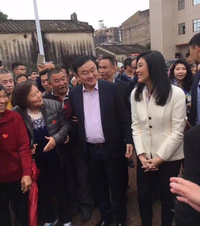 他信和英祿兄妹受到鄉親們的熱烈歡迎。網圖