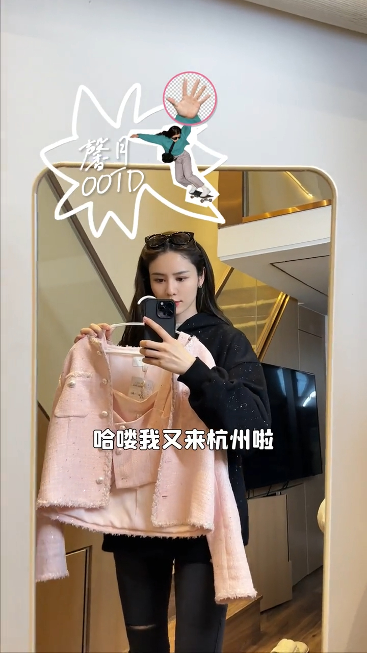 张馨月参加过《星姐选举时尚宝贝季》获得时尚造型奖，但她的衣着品味却引来网民批评，甚至将她与林峯的旧爱吴千语比较。