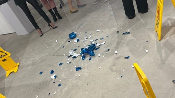 知名藝術家昆斯的作品「氣球狗狗」被摔成碎片。
