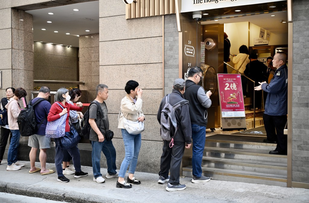 中環士丹利街投注站，營業時間甫開始，人龍由士丹利街拐彎至德己立街，一度延伸至威靈頓街。