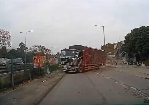 貨車撞向鐵欄。fb馬路的事 (即時交通資訊台) 