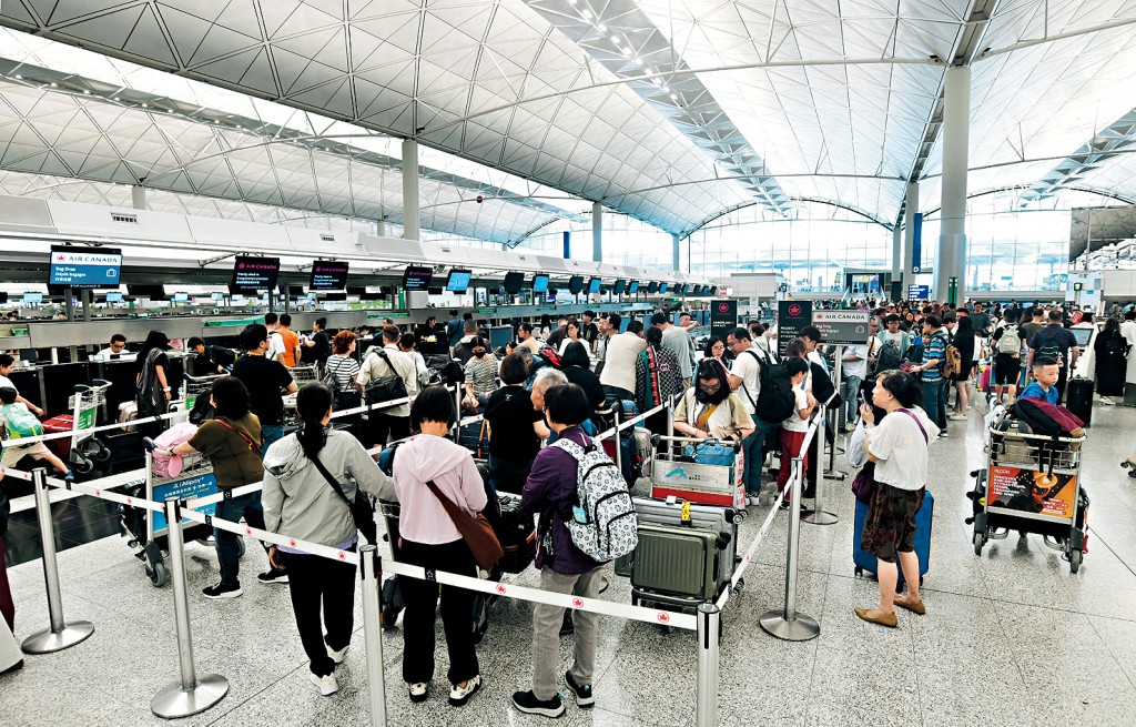 機場在惡劣天氣下約有400班機延誤，不少旅客行程受影響。