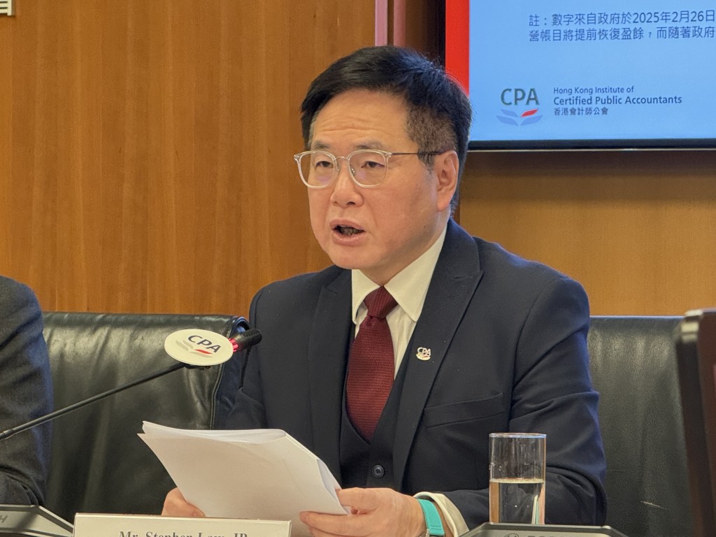 羅卓堅表示,政府近期已提高部分公立醫院收費,認為此舉有效,並能改善醫療開支的情況。曹露尹攝 羅卓堅表示,政府近期已提高部分公立醫院收費,認為此舉有效,並能改善醫療開支的情況。曹露尹攝