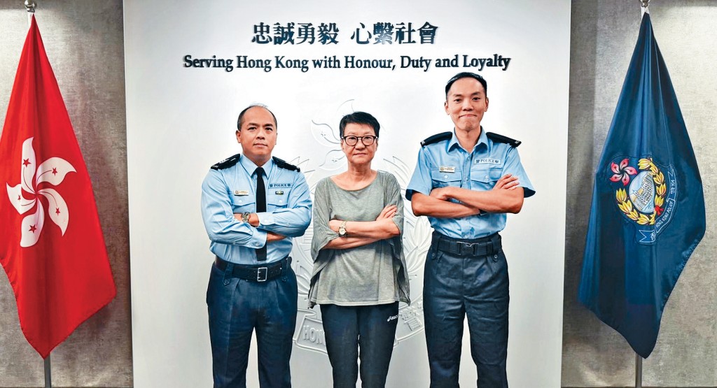 保安員談介玲（中）於2023年成功制止一宗爆竊案發生，令她榮獲「好市民獎」。警長郭禮文(左)及警員梅嘉樺(右)讚揚談女士的見義勇為，以及她提供的資料成功協助警方作出拘捕及檢控。