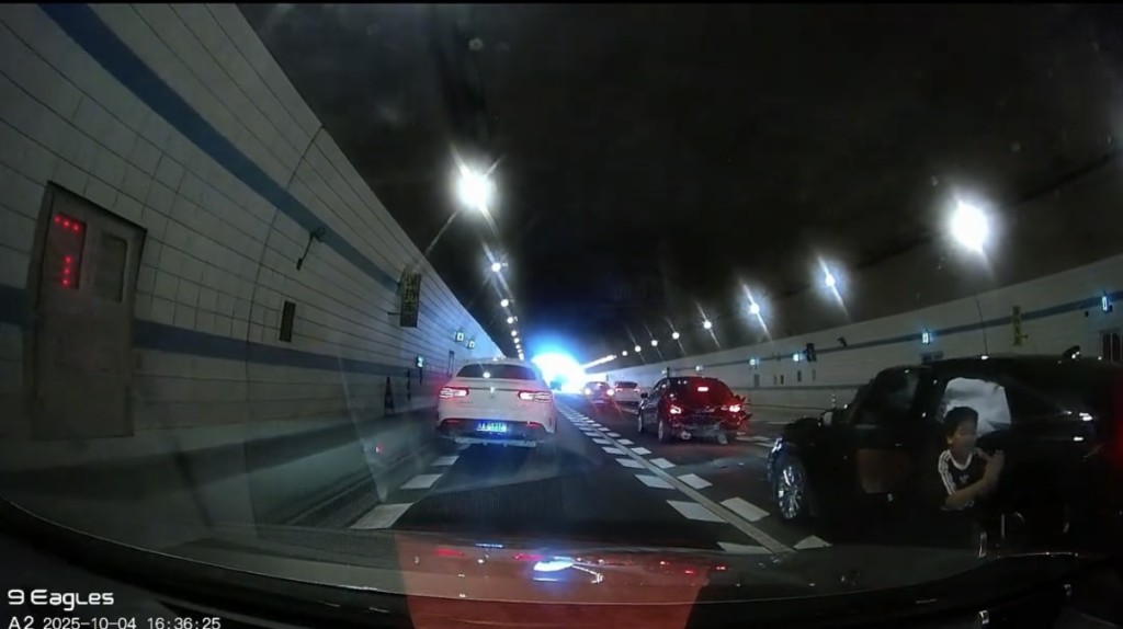 10歲男孩為救車內昏迷的母親，跪地攔車求救。抖音@不是妞妞的妞兒