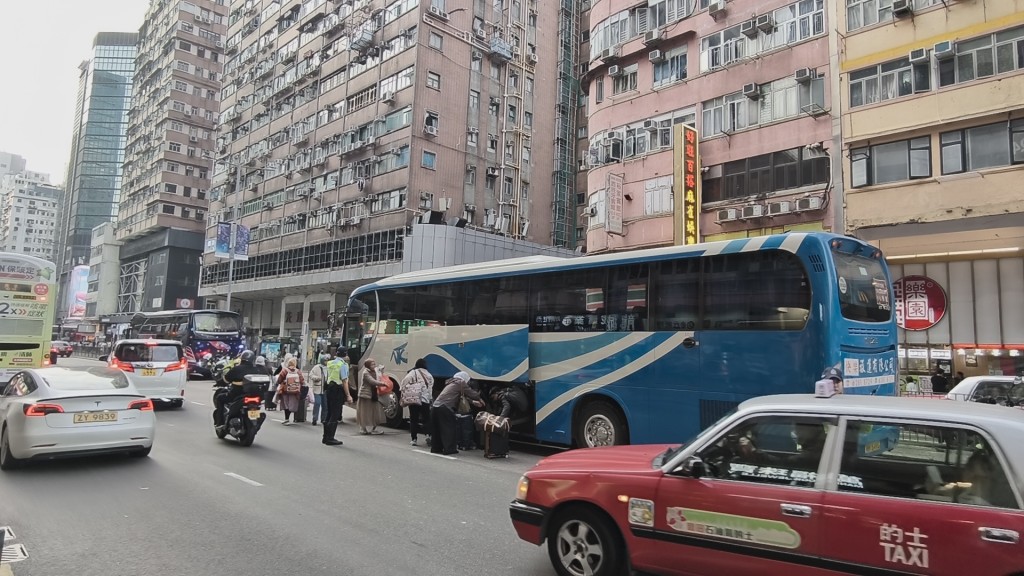 旅遊巴受影響乘客轉至其他車輛。 旅遊巴受影響乘客轉至其他車輛。