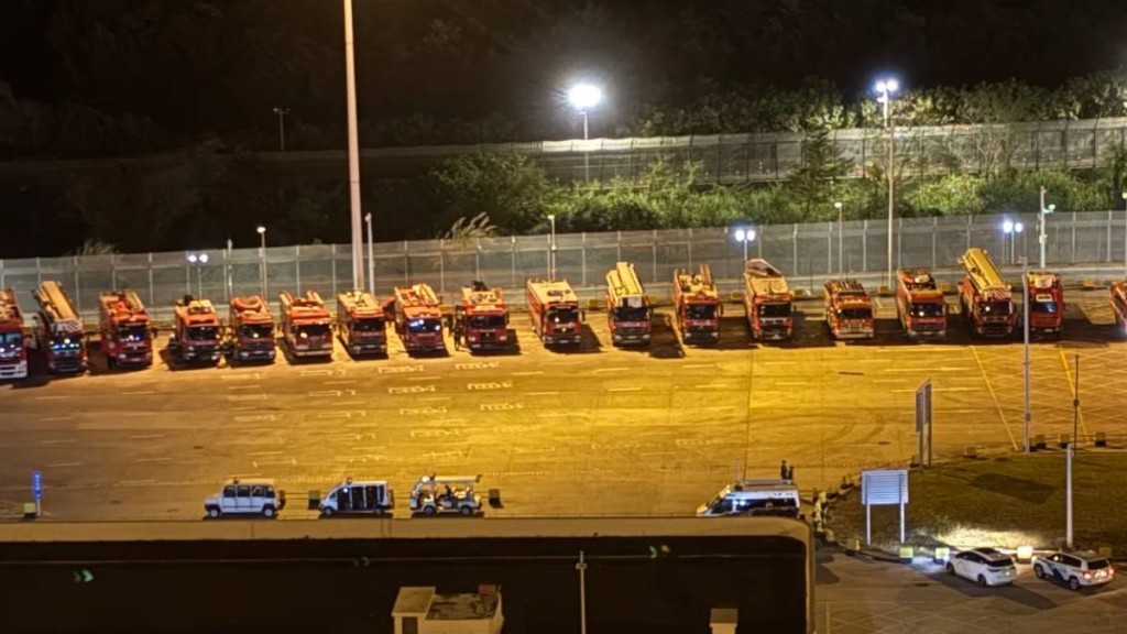 26日晚，大批深圳消防在蓮塘口岸集結，外界一度以為會來港支援大埔宏福苑五級火。小紅書＠奔尼馬