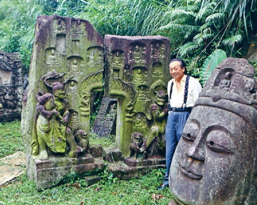 汪裕祖的住宅儼如置一座石雕藝術博物館，圖為他與其收藏品合照。