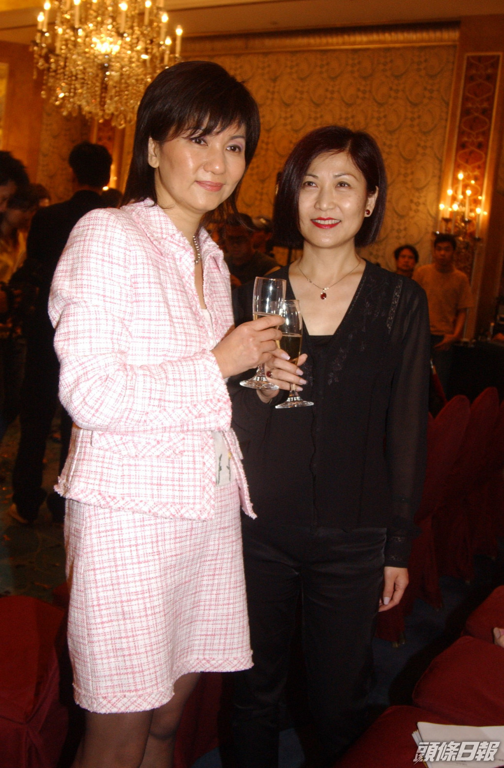 曾勵珍「珍姐」（右）是TVB戲劇製作部助理總經理。