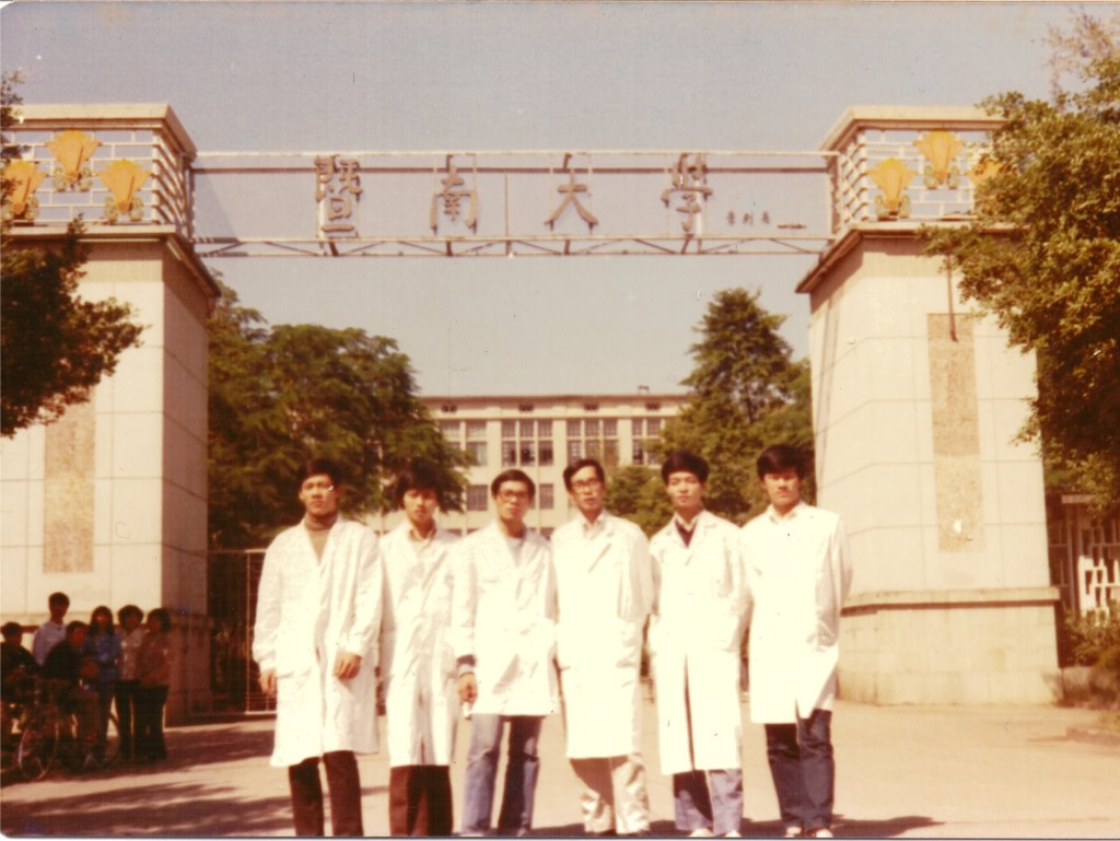 張漢明（左三）一九八四年自暨南大學醫學院畢業。受訪者提供