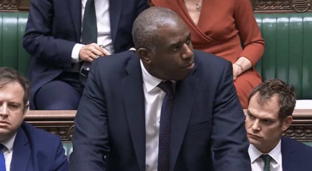 英國外交大臣拉米(David Lammy)周一在下議院發表聲明,宣布暫停與以色列就新自由貿易協議的談判。英國下議院畫面截圖 英國外交大臣拉米(David Lammy)周一在下議院發表聲明,宣布暫停與以色列就新自由貿易協議的談判。英國下議院畫面截圖