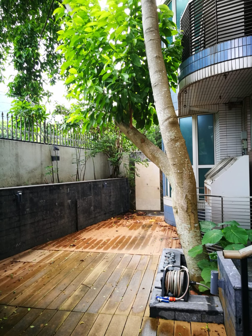 花園面積達816方呎，鋪有木地板，營造溫暖和諧氣氛。