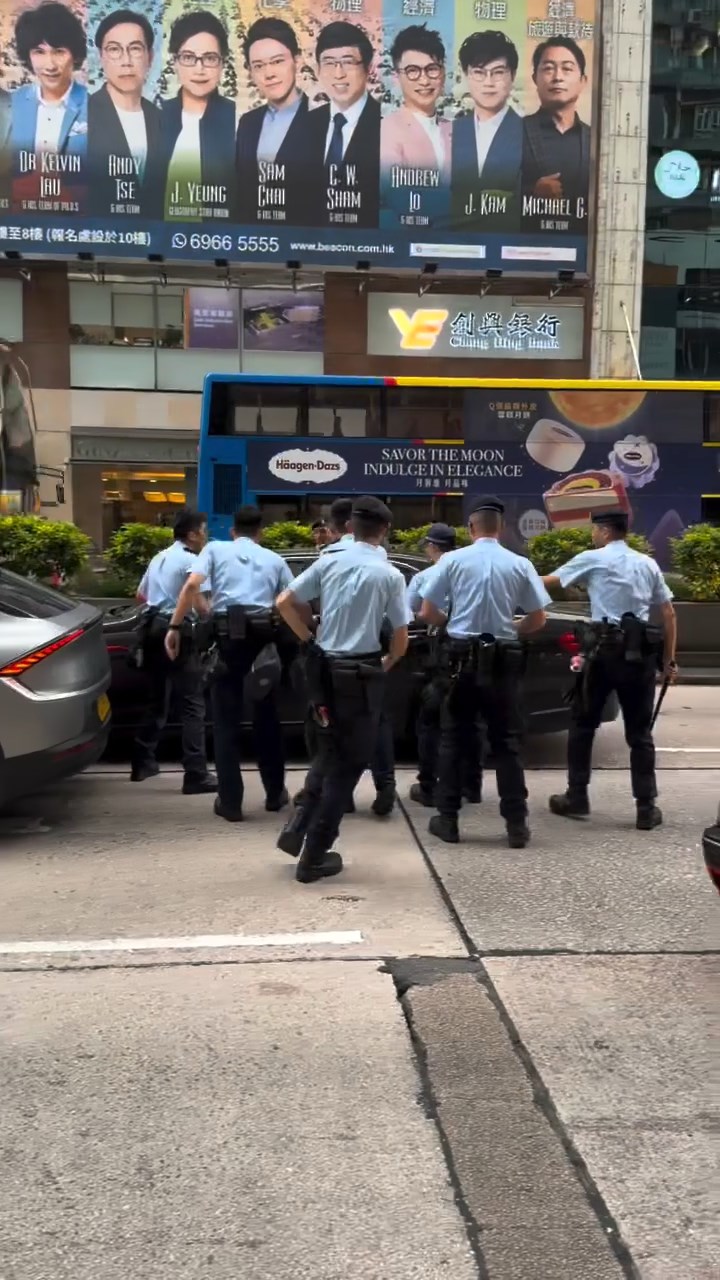 至少8名警員包圍一輛黑色平治私家車,要求司機立即落車。網上片段截圖 至少8名警員包圍一輛黑色平治私家車,要求司機立即落車。網上片段截圖