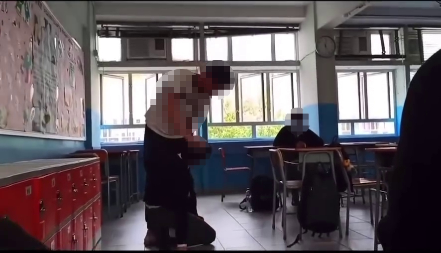 施襲男生按住跪地同學頭部。網上片段