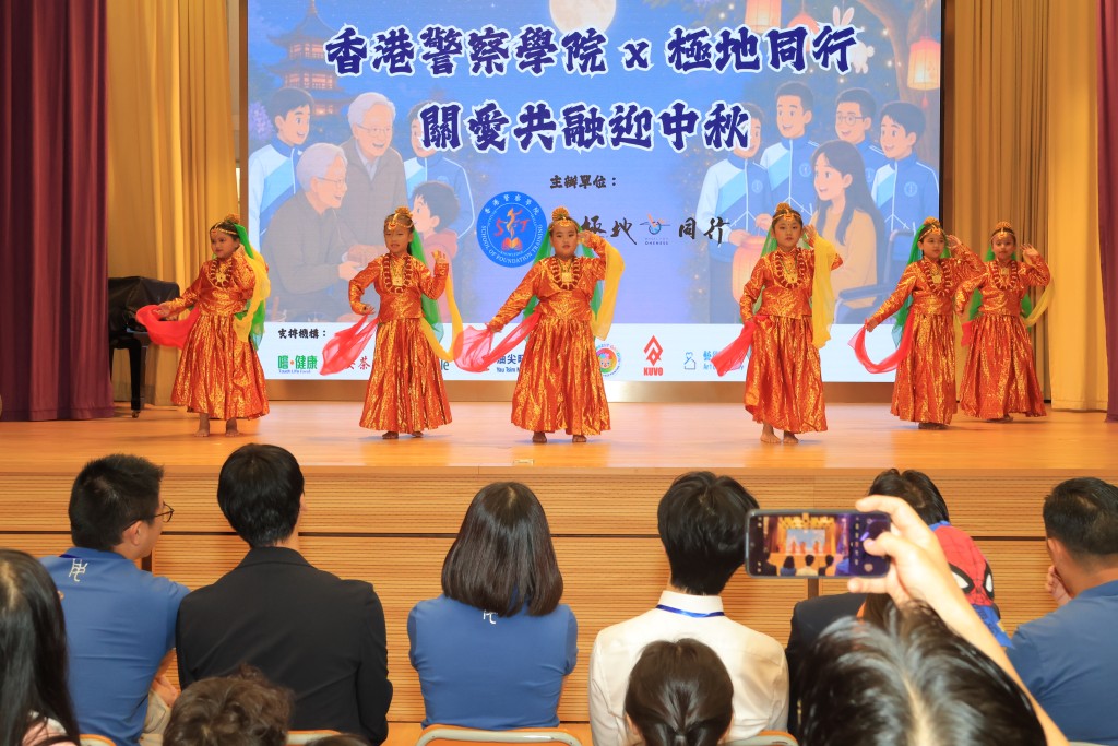 油麻地街坊會學校學生表演民族舞蹈， 透過舞姿展現中華文化之美，傳揚愛國情懷、共融文化和社區關愛。