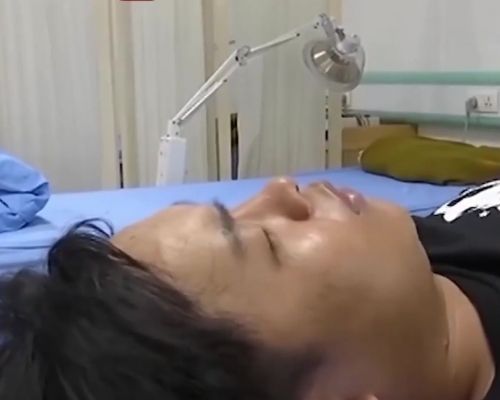 常州市民小劉表示，自己吹了一夜的冷氣，起牀後口角歪斜，左眼無法閉合。