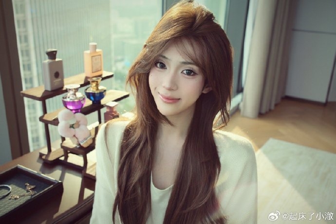 小澈常以浓妆、女装形象示人,自称帅T。 小澈常以浓妆、女装形象示人,自称帅T。