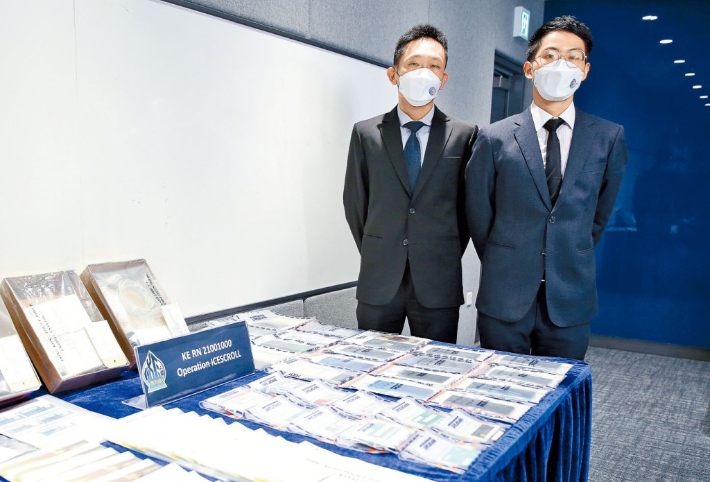 總督察劉浩德（左）及高級督察段玉衡展示搜獲證物。
