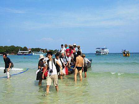 泰国沙美岛有大量游客。