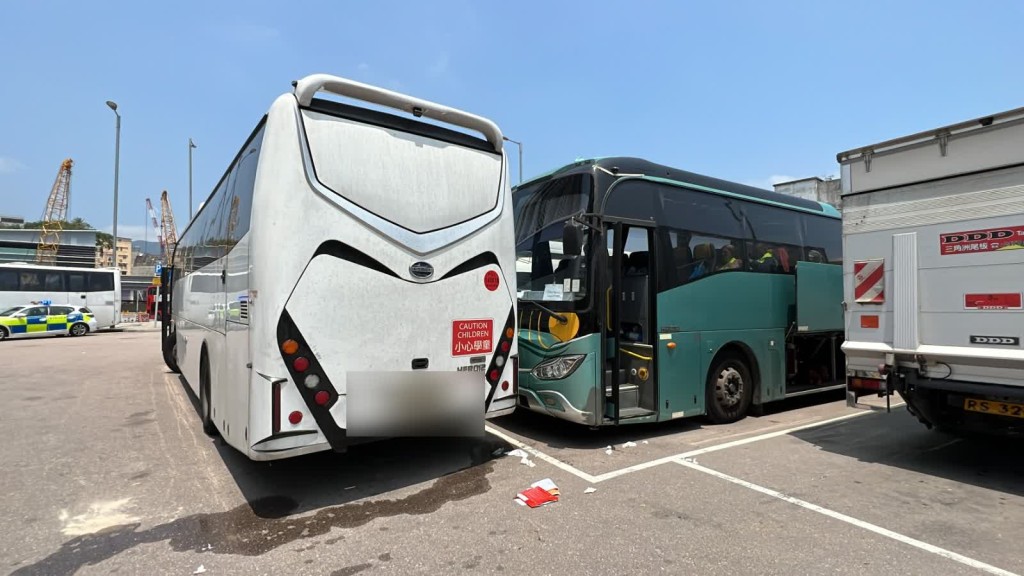 事發時阿克拜爾在旅遊巴車頭位置擬登車時（右），旁邊旅遊巴（左）司機疑未察覺事主，扭軚時車尾把事主夾在兩架旅遊巴中間。