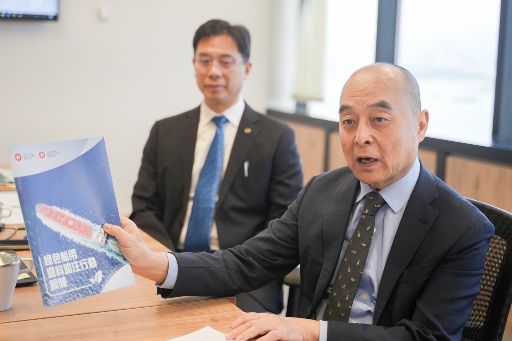 海事處處長王世發(右)估計,明年底前將有第一隻本地船在香港進行綠色加注。吳艷玲攝 海事處處長王世發(右)估計,明年底前將有第一隻本地船在香港進行綠色加注。吳艷玲攝