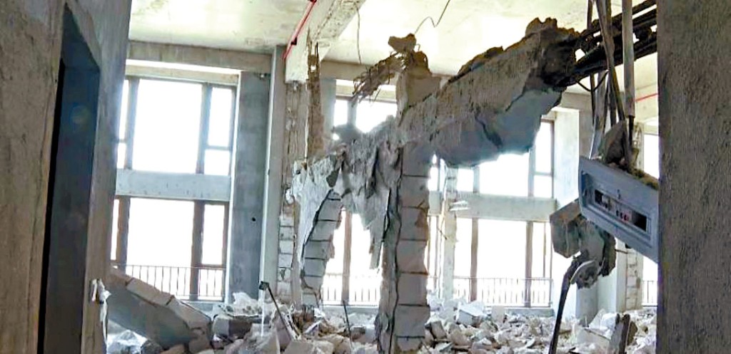 施工方將樓層破壞得非常徹底。