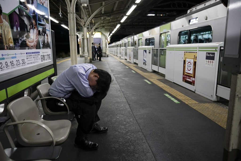 東京JR山手線停電，上班繁忙時段交通大受衝擊，令一眾上班族苦不堪言。美聯社