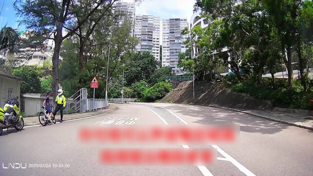 交通警最終截停單車手。 交通警最終截停單車手。