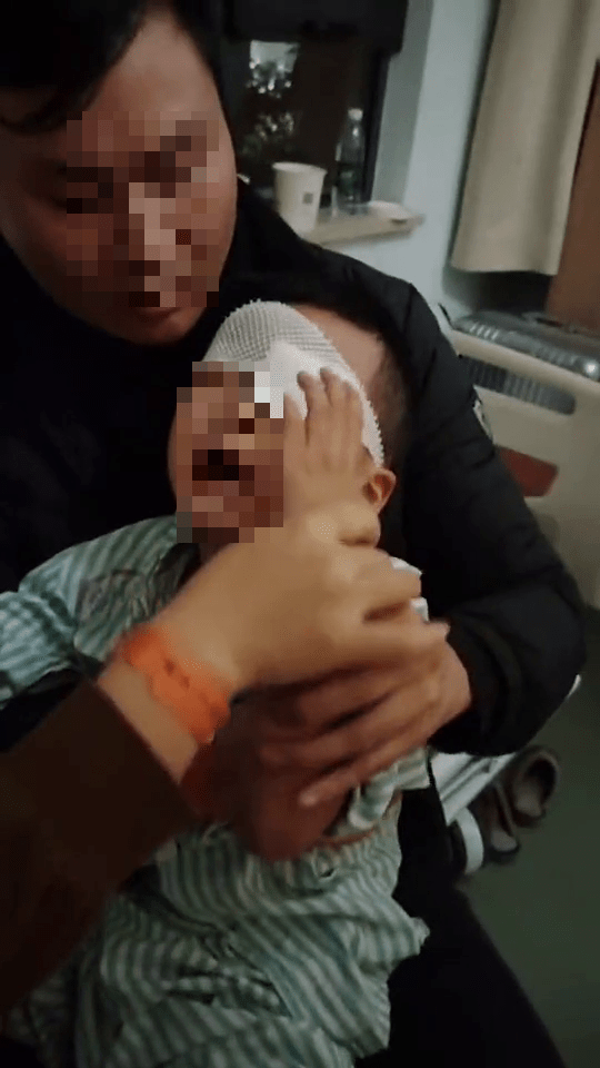 5歲幼童被同學戳傷左眼,狀甚痛苦。 5歲幼童被同學戳傷左眼,狀甚痛苦。